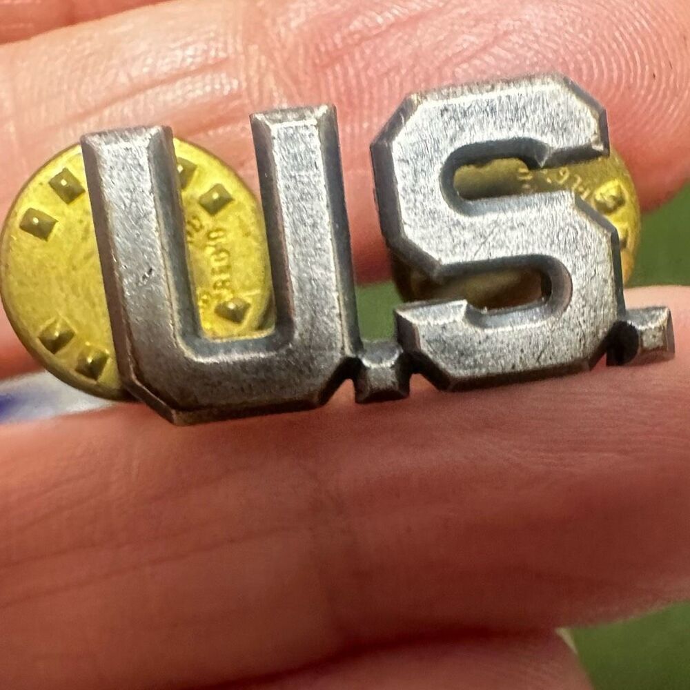 Vintage US pinback military collar lapel pin